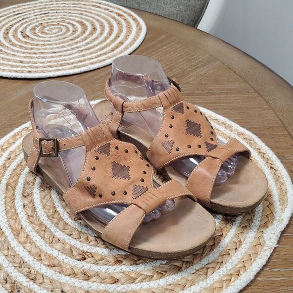 Clarks Artisan Womens Sandals Sz 10 Brown Leather Bronze Studs - Picture 1 of 9
